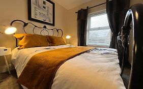 York Centre 2 Bedroom Renovated Flat, 8 Escrick Street